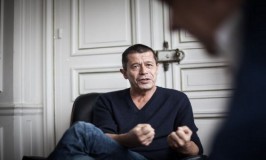 Emmanuel Carrère: “Quise profundizar mi perplejidad”